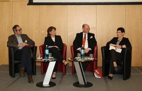 Bundesfachkonferenz Frankfurt, Gesprächsrunde, vier Menschen sitzen auf Sesseln