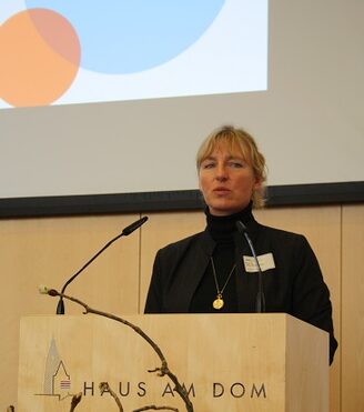 Prof. Dr. Anke Grotlüschen als Rednerin am Pult