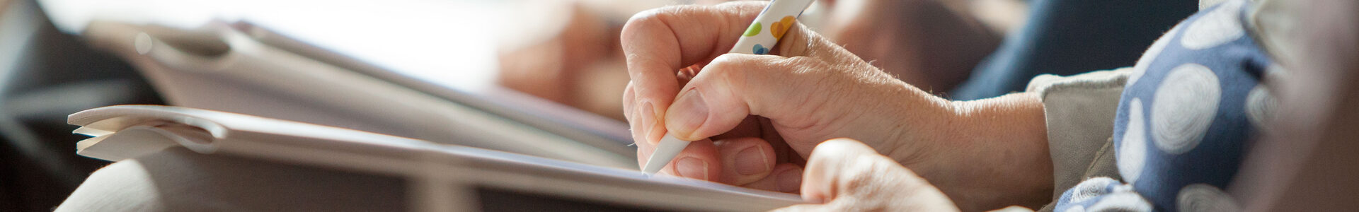 Hand schreibt mit Stift