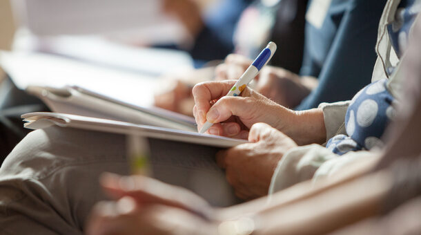 Hand schreibt mit Stift