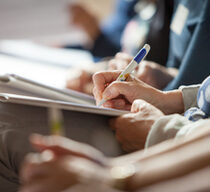 Hand schreibt mit Stift