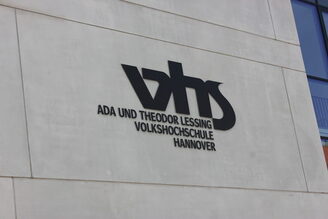 Logo vhs Hannover, Außenansicht Gebäude