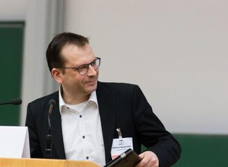 Wolfram Meyerhöfer sitzt am Rednerpult