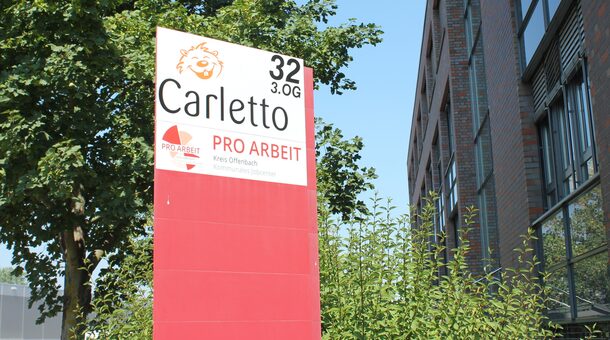 Carletto PRO ARBEIT Kreis Offenbach, Schild vor Gebäude