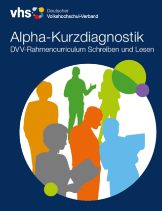 Cover der Alpha-Kurzdiagnostik: Dunkelblauer Hintergrund mit der Beschriftung "Alpha-Kurzdiagnostik. DVV-Rahmencurriculum Schreiben und Lesen". In einem kreisrunden Ausschnitt sind mehrere einfarbige Silhouetten von Menschen zu sehen. Manche halten Bücher oder Laptops in der Hand.