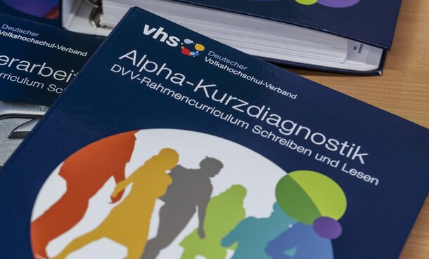 Liegender Aktenordner mit der Beschriftung „Alpha-Kurzdiagnostik – DVV-Rahmencurriculum Schreiben und Lesen“