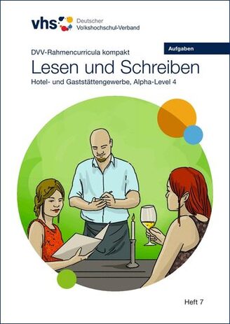 Cover des Heftes "Lesen und Schreiben, Hotel- und Gaststättengewerbe, Aufgaben, Alpha-Level 4". Auf dem Titelbild ist eine Szene aus einem Restaurant abgebildet: Ein Kellner nimmt die Bestellunf von zwei Gästinnen auf. Eine schaut in die Speisekarte, die andere hält ein Weinglas in der rechten Hand.