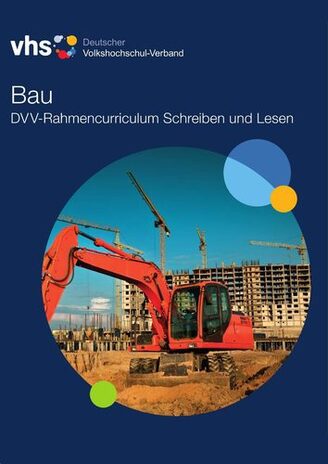 Cover des Ordners "Bau - DVV-Rahmencurriculum Schreiben und Lesen". Auf dem Titelbild ist ein roter Bagger auf einer Baustelle zu sehen.