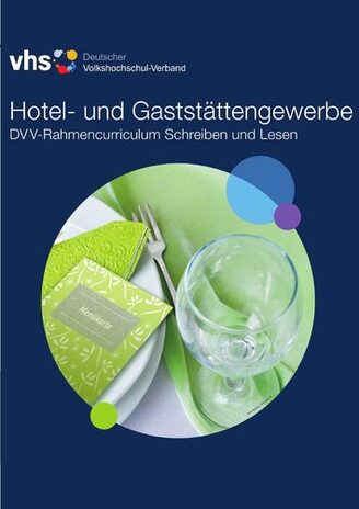 Cover des Ordners "Hotel- und Gaststättengewerbe - DVV-Rahmencurriculum Schreiben und Lesen". Auf dem Titelbild ist die Nahaufnahme eines gedeckten Tischs in Grüntönen zu sehen: Weinglas, Teller, Gabel, Servietten.