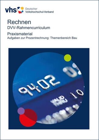 Cover des Heftes "Prozentrechnung im Themenbereich Bau". Blauer Ausschnitt einer Kreditkarte auf weißem Grund. Schriftzug: Rechnen - DVV-Rahmencurriculum - Praxismaterial - Aufgaben zur Prozentrechnung im Themenbereich Bau