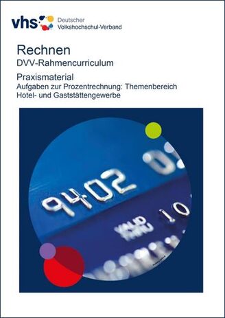 Cover des Heftes "Prozentrechnung im Themenbereich Hotel- und Gaststättengewerbe". Blauer Ausschnitt einer Kreditkarte auf weißem Grund. Schriftzug: Rechnen - DVV-Rahmencurriculum - Praxismaterial - Aufgaben zur Prozentrechnung im Themenbereich Hotel- und Gaststättengewerbe