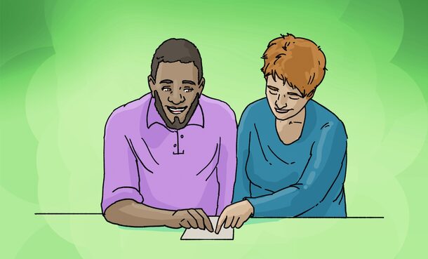 Zwei Menschen lesen gemeinsam