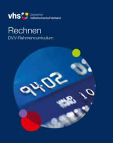 Cover des DVV-Rahmencurriculum Rechnen-Ordner: Dunkelblau mit vhs-Logo und einer kreisrunden Foto-Grafik auf der der Ausschnitt einer Kreditkart o.ä. zu sehen ist.
