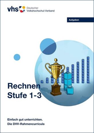 Cover des Aufgabenheftes Stufe 1-3 zum DVV-Rahmencurriculum Rechnen: blaue Steckwürfel, die von links nach rechts immer um eins höher zusammengesteckt sind. Davor ein goldener Pokal und vier weitere Steckwürfel