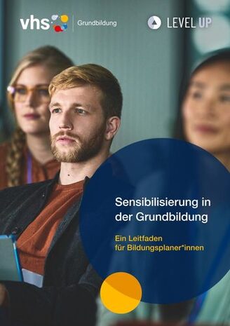 Cover mit drei Personen und dem Schriftzug "Sensibilisierung in der Grundbildung - ein Leitfaden für Bildungsplaner*innen"
