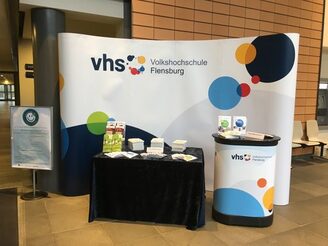 Messestand der vhs Flensburg.