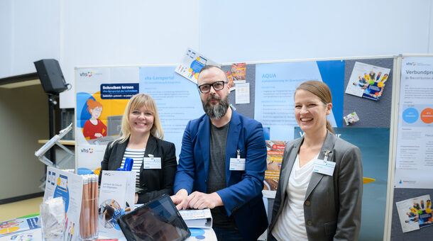 Das Team des Deutschen Volkshochschul-Verbands am Messestand bei der Alpha-Dekade-Konferenz 2019