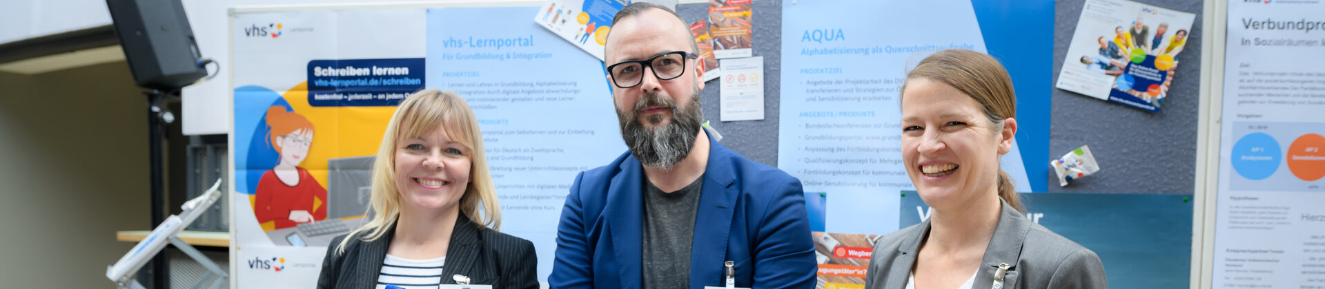 Das Team des Deutschen Volkshochschul-Verbands am Messestand bei der Alpha-Dekade-Konferenz 2019