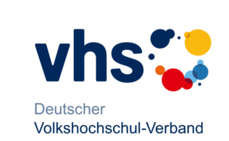 Wort-Bild-Marke des Deutschen Volkshochschul-Verbands. Farbige Kreise rechts neben dem Wort vhs in dunkelblauer Schriftfarbe. Darunter der Schriftzug Deutscher Volkshochschul-Verband.