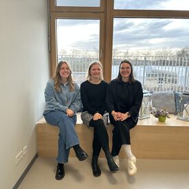 Von links nach rechts: Hanna Riedel (DVV), Sarah Präßler (vhs Wetzlar) und Anne Deny (DVV)