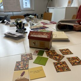 Auf einem Tisch liegt ein Spiel mit Sprichwörtern.