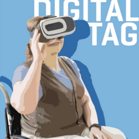 4:5 Posting für den Aktionstag "Digitaltag". Blauer Hintergrund. Eine Frau sitzt im Rollstuhl und trägt eine Virtual Reality Brille.
