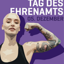 4:5 Posting für den Aktionstag "Tag des Ehrenamts". Lila Hintergrund. Eine Frau macht eine sportliche Pose.