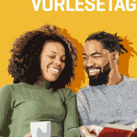 4:5 Posting für den Aktionstag "Vorlesetag". Gelber Hintergrund. Eine Frau und ein Mann sitzen nebeneinander und lesen gemeinsam ein Buch. Sie lächeln dabei.