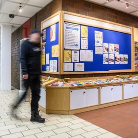 Flur im Bürgerhaus. Ein Mann läuft um die Ecke.