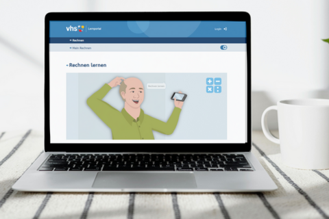 Laptop, der die Startseite des Kurses Rechnen zeigt.