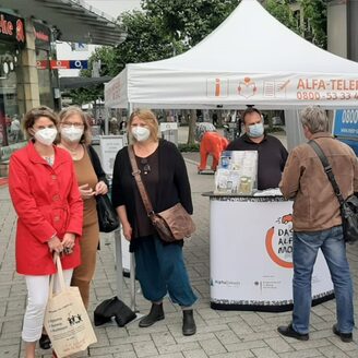 Frauen stehen in der Remscheider Innenstadt vor der "Lernbar"